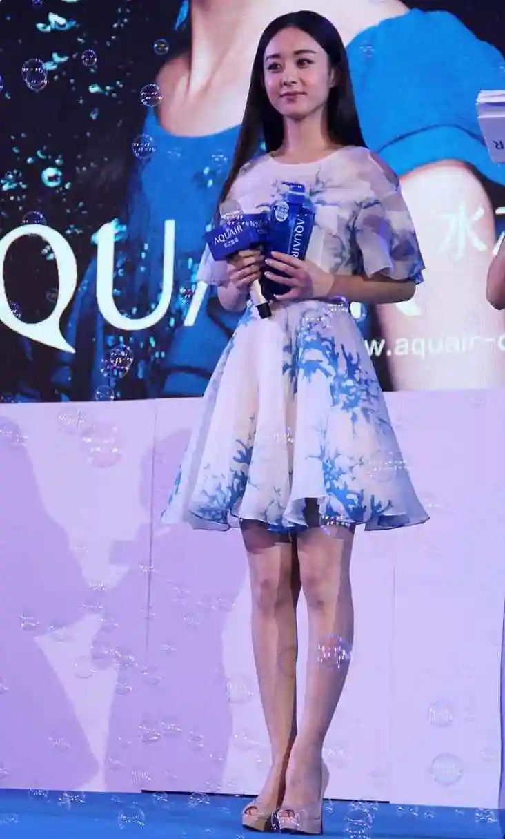 赵丽颖蓝色波光裙#  在时尚界,赵丽颖一向是备受瞩目的女神.