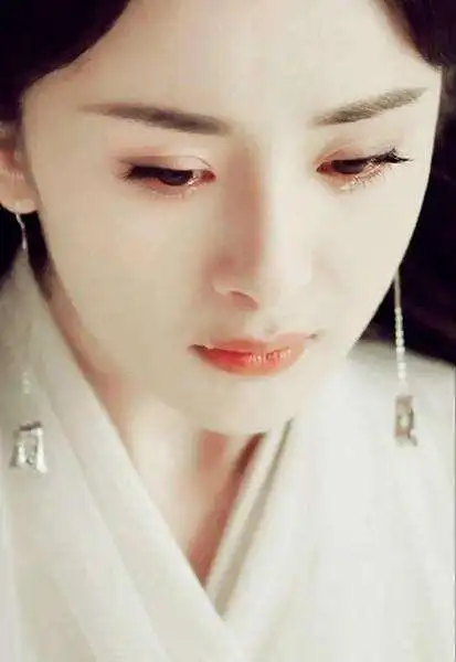 当红小花古装流泪的剧照,杨幂颖宝让人看着心疼,baby你对的起你的片酬