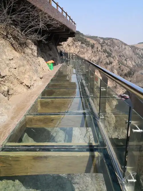 恐怖的玻璃栈道!