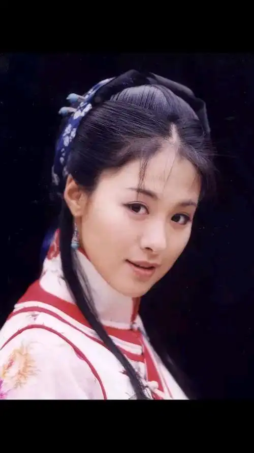 沈傲君,本名赵燕,满族,1976年9月29日出生于黑龙江.