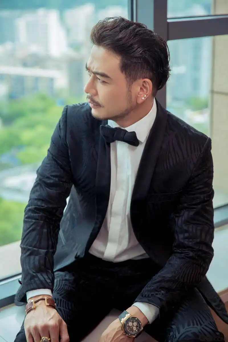 小包总杨烁写真曝光时而雅痞时而霸道专一