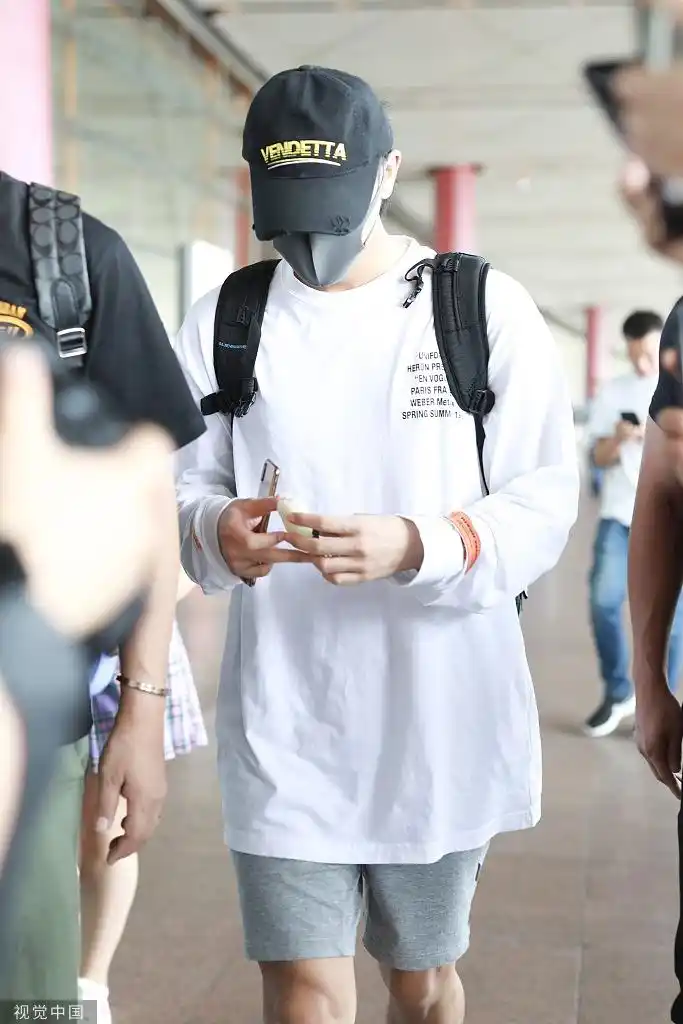 黄子韬清爽装扮现身机场秒变运动系大男孩