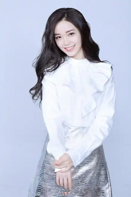 金雯昕1126生日粗卡,用角色历练演技,向品质女演员蜕变