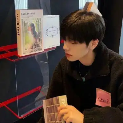 干净高冷男生头像