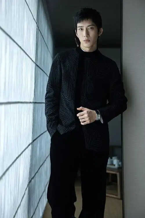 井柏然写真成熟绅士,秀腕表表情高冷荷尔蒙满屏!_高清图集_新浪网