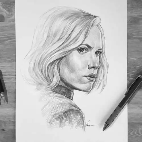 他擅长于铅笔素描画,人物头像每一处细节透漏出玄妙的质感