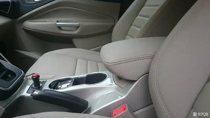 果断更换福特翼虎原厂中央扶手储物箱盒盖