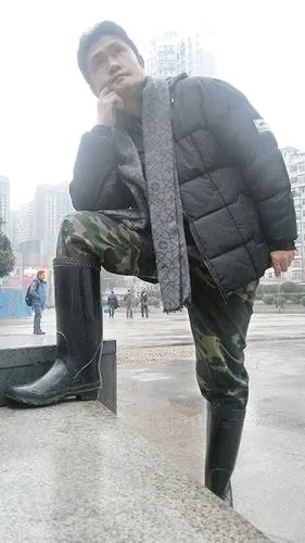 雨靴帅哥实地体验穿长筒靴-8