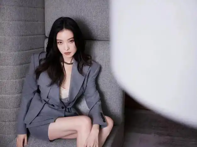 3位85花同天出席活动全员高定!赵丽颖杨幂露腰拼身材,倪妮更绝