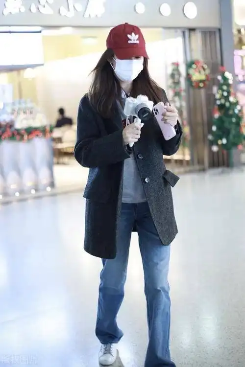 张子萱穿黑色小西装搭配牛仔裤现身一路低头玩手机赶路程