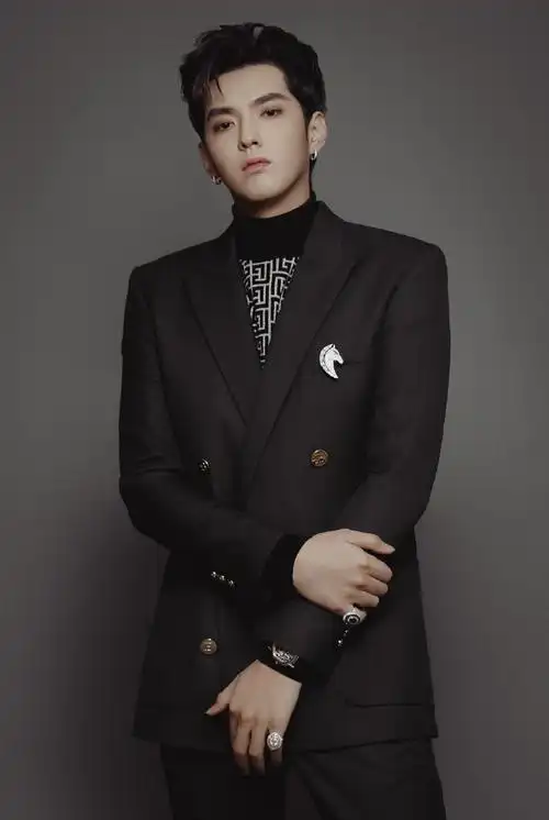 吴亦凡微博之夜##吴亦凡双排扣西装##吴亦凡硬照表现力