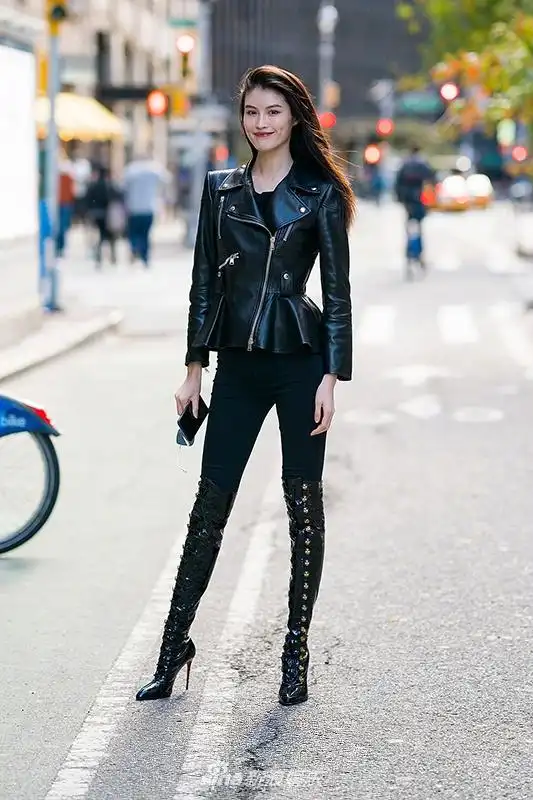 何穗现身维密试装皮衣配长靴可甜可酷气场十足