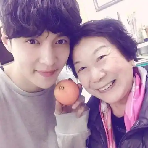 张艺兴爸爸好低调,跟朋友在快餐店吃饭,清唱一展歌喉,酒窝超像