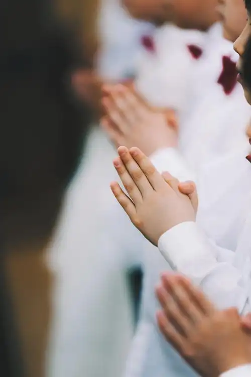 08-04美女在教堂祷告图片时间:08-04美女双手合十祈福图片时间:08-04