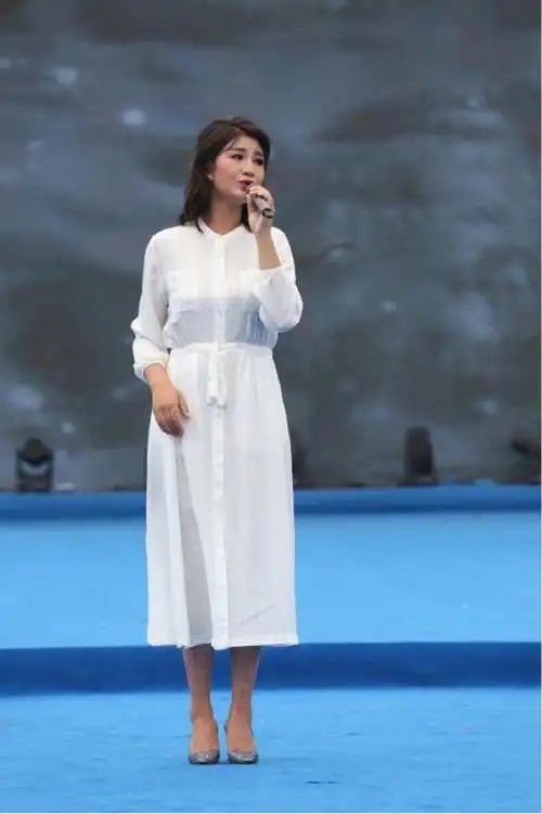 著名女中音歌手降央卓玛演唱歌曲《西海情歌》和《父亲的草原母亲的河