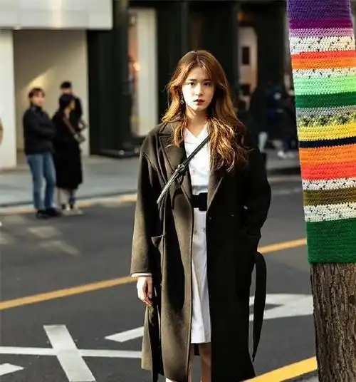 很多姐妹第一次接触到韩国穿搭,应该就是在韩剧里格外流行的温柔气质