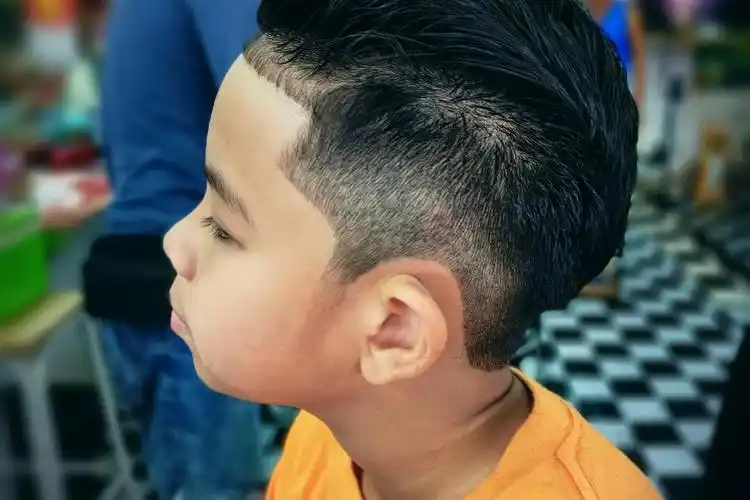 6188岁的小帅哥发型设计,既要可爱活泼,又要展现出独特的时尚感.