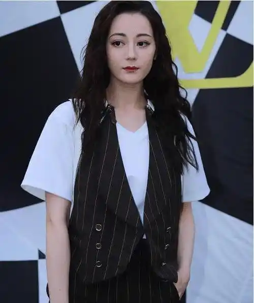 也引起很多粉丝的心疼,但这次迪丽热巴的造型还是很赞的,而作为the9