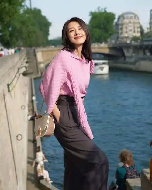 高圆圆带火了"极简配色"穿搭:灰毛衣 黑色半身裙,高级又洋气_灰色