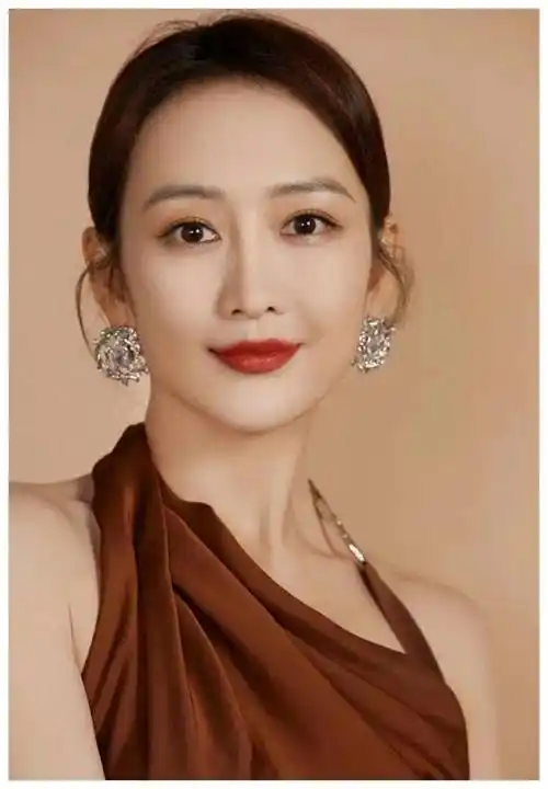 原创王鸥41岁产女首度公开亮相脸部浮肿尽显母爱光芒