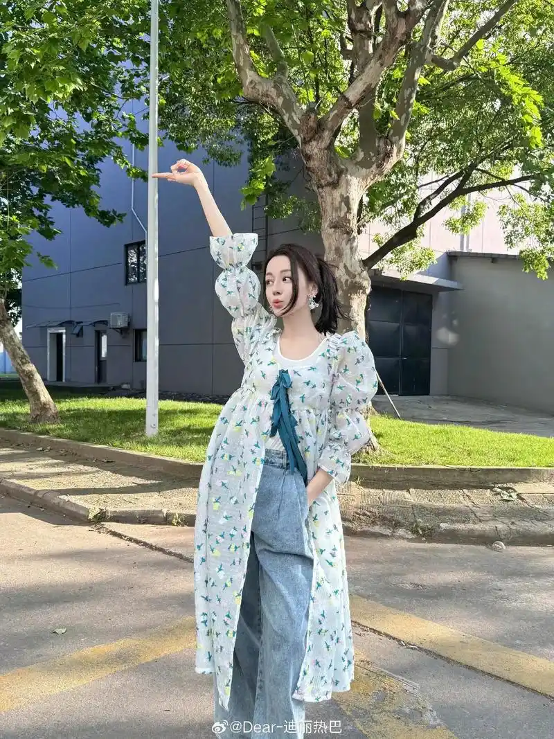 巴的私服穿搭真的好看,还有可可爱爱的自拍角度#迪丽热巴 #迪