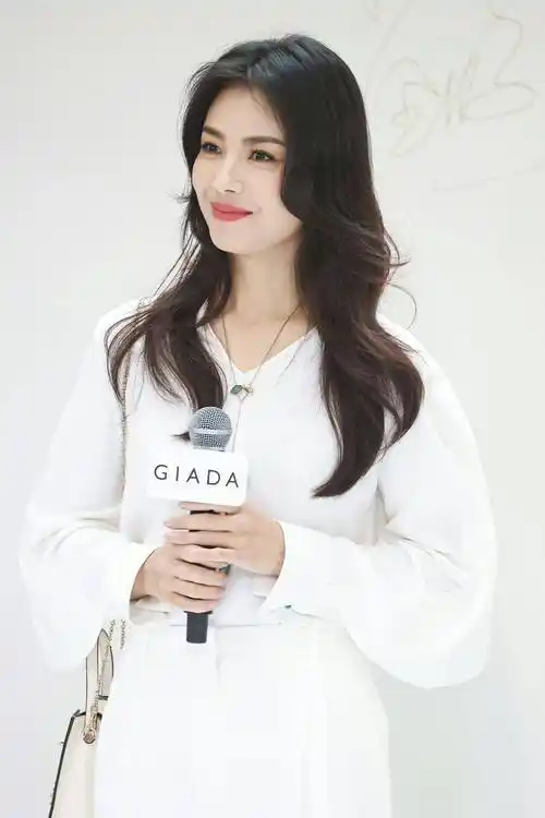 刘涛带火的"波浪卷发",很适合四五十岁女人,洋气时髦又减龄_发型_女性