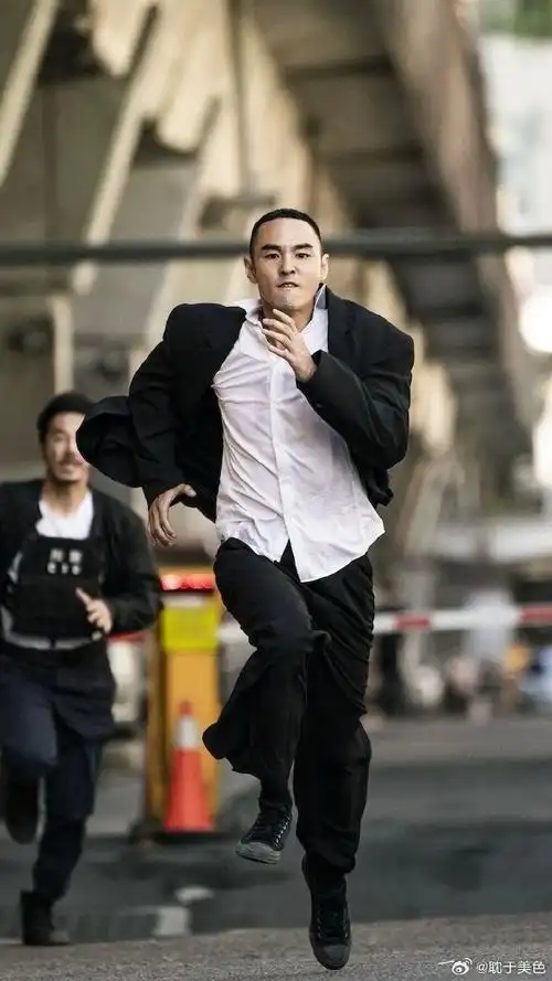 阮经天28岁就是影帝了#  阮经天 垫肩西装加寸头 原地封神!