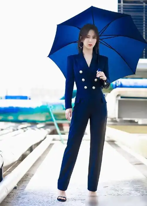 别人的西装是西装,杨紫的西装却是连体的,看到全身我羡慕了