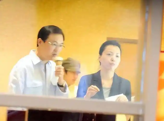 50岁董卿罕有现身面容憔悴!眼神中写满故事,疑似常去寺院祈福