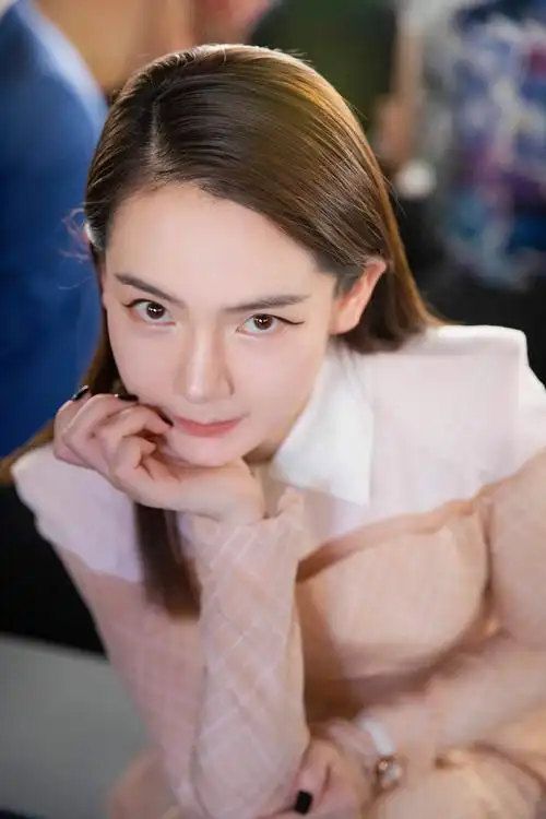 戚薇裸粉连衣裙现身巴黎时装周上演法老的诱惑