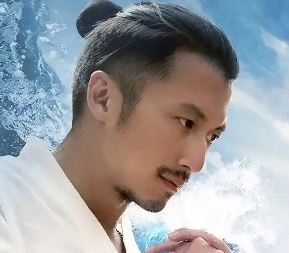 谢霆锋拥有光滑皮肤的使他留起须子来却份外有男人味,更是把帅度再