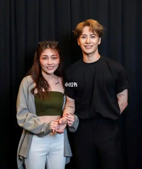 终于都等到了王嘉尔合照05