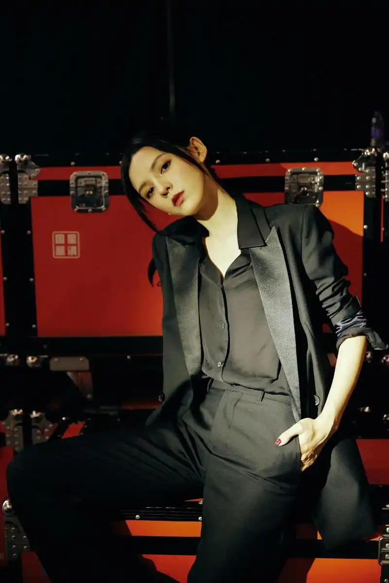 张予曦真洋气白衬衫配黑西装干练利落秀出漫画腿真让人酸