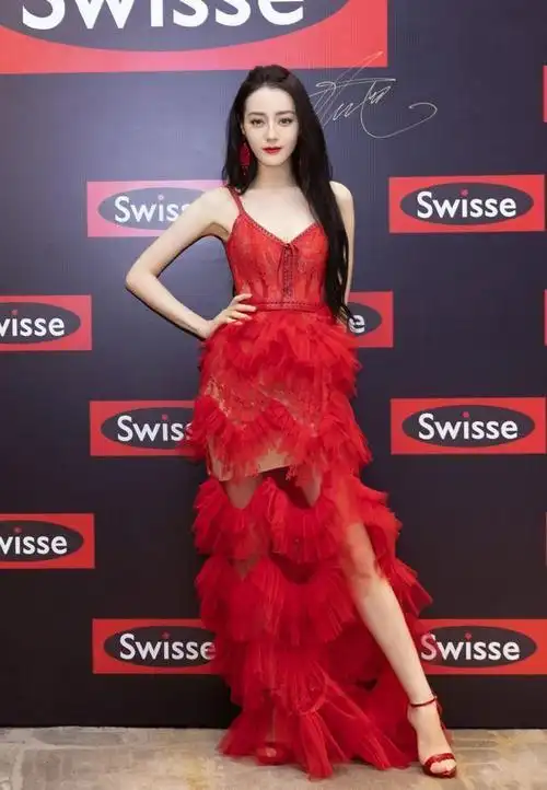 热巴努力拼事业穿吊带红裙亮相秀热辣身材就是看着有点冷