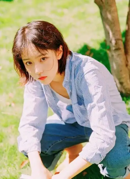 前段时间,网友扒出了成果小姐姐早期的日系风写真,只见照片中的她元气
