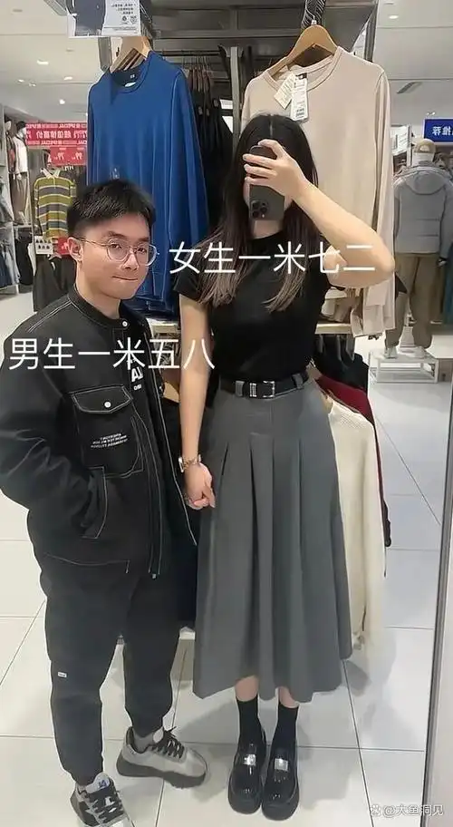 男生,身高1米58,女生则是1米72的高挑身姿,他们的身高差距,在人群中
