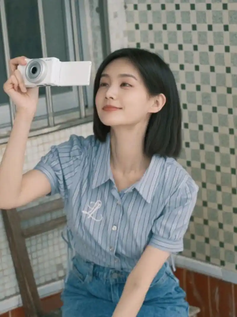 李一桐,短发碎花裙度假