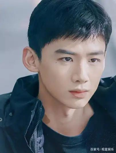 白敬亭和00后妹妹合作新剧,片场互动照爆出后,网友直呼还挺好嗑