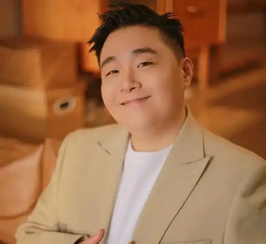 郝劭文婚纱照曝光,曾喊话"不许欺负我老婆",对继女视如己出_腾讯新闻