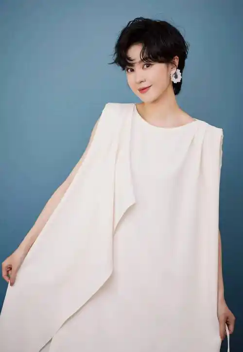 歌手郁可唯穿搭这么性感?