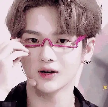 周震南戴双眼皮眼镜,一秒变大眼,没想到双眼皮的他还挺好看