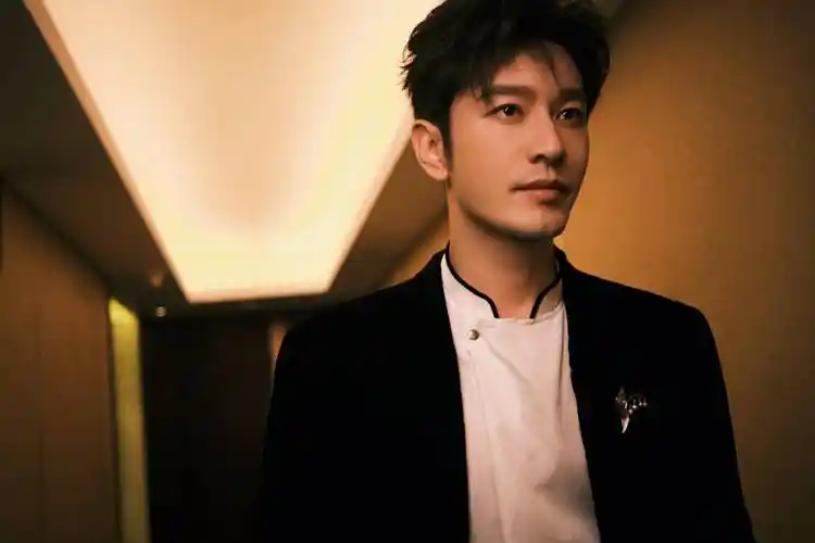 黄晓明献唱大湾区晚会 穿黑西装侧颜棱角分明