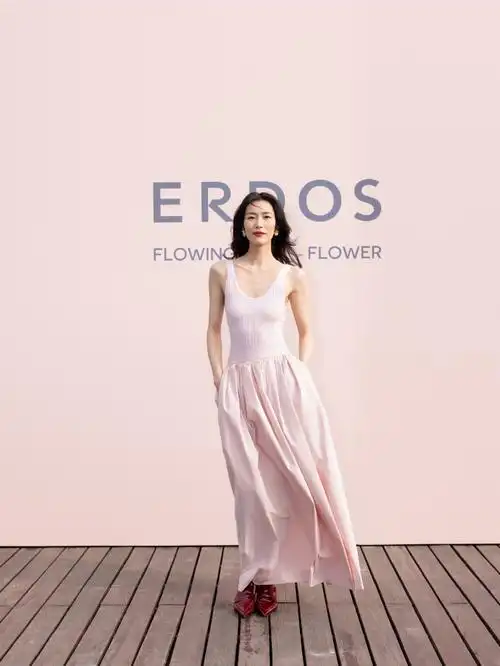 品牌代言人@刘雯in#erdos春夏时装秀#    @刘雯身着时装秀主题柔雾