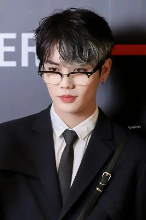 林彦俊活动饭拍91剧组杀青后的单人活动,再次回归都市型男,眼镜造型