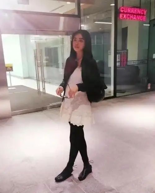 都可以通过黑白的色彩搭配来起到修饰身材的作用,王祖贤某次在机场