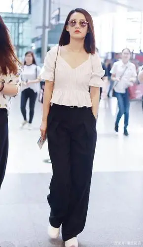 2020年荷叶边元素火爆了,甜美又减龄,女明星都抢着穿