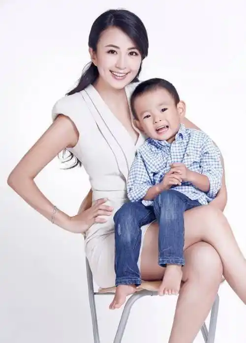 她曾是央视最美主持,不料拍戏时怀孕,今49岁孩子生父至今成谜_杨童舒