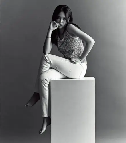 jennie拍摄《vogue》杂志,全新暗黑萝莉风