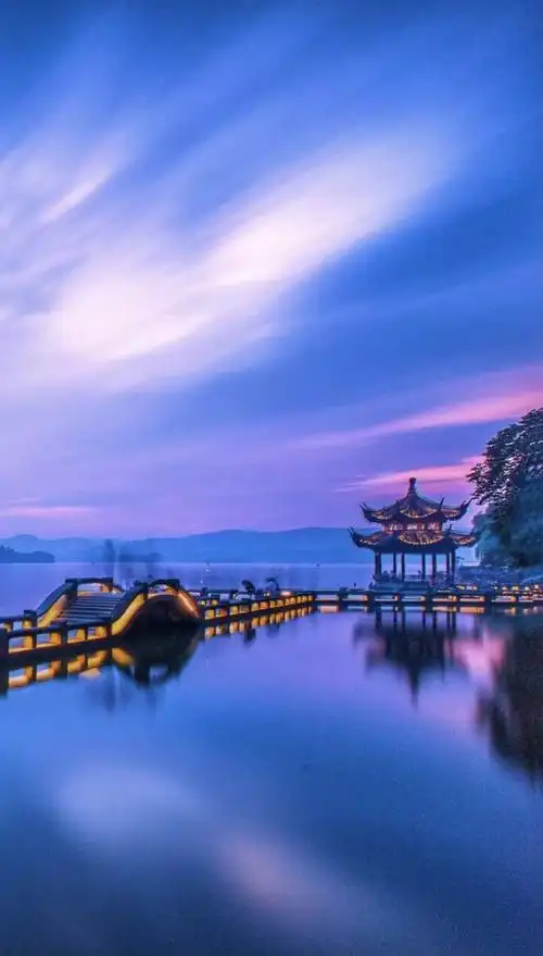 就被"隔离"在西湖边上的某处宾馆,因此有机会细细品味西湖美景,后来再