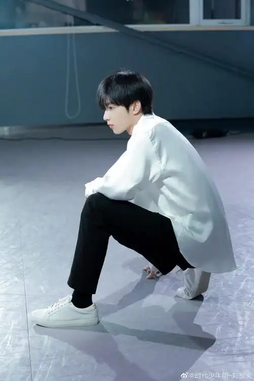 刘耀文舞蹈室随拍